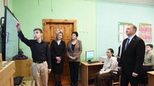 Председатель райисполкома вручил городской СШ № 3 современные компьютеры