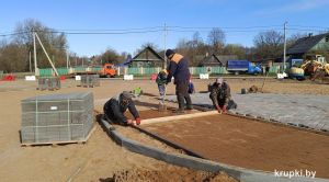 В городском поселке Бобр активно ведутся работы по благоустройству
