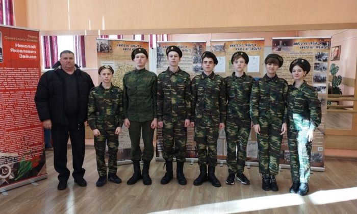 Педагог Холопеничской СШ Петр Евдокимов учит ребят серьезному отношению к делам и поступкам