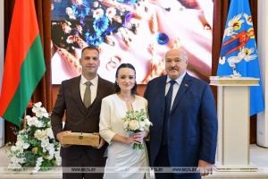 Лукашенко в Минске побывал на церемонии бракосочетания крупчанина
