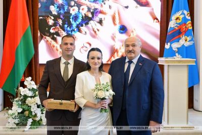 Лукашенко в Минске побывал на церемонии бракосочетания крупчанина