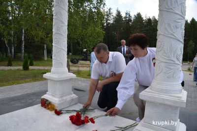 Крупчане возложили цветы к памятнику Василия Чеботарева и к мемориалу-часовне