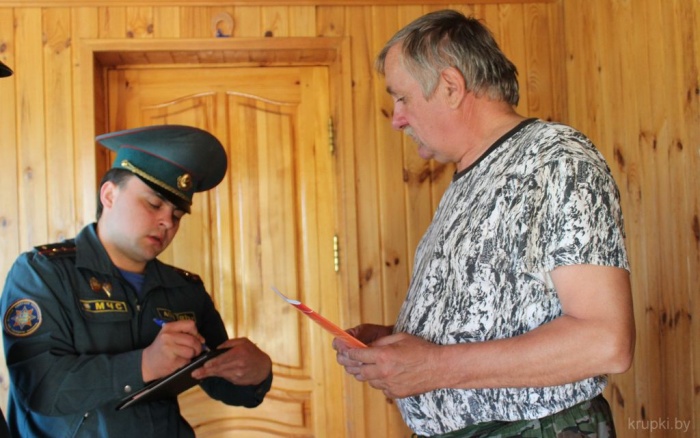 Работники Крупского РОЧС провели обследования домовладений в городе