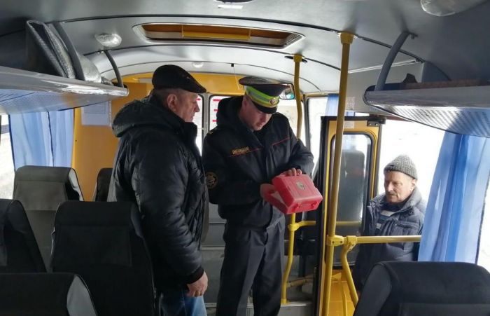 Крупские правоохранители проверяют школьные автобусы