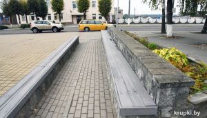 Кому помешала скамейка на центральной площади Крупок?