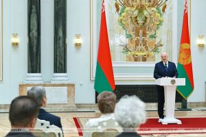 Президент: белорусы прославляют страну трудовыми победами, но готовы защищать ее и с оружием в руках