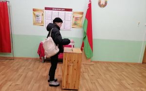 На участок для голосования № 7 в поселке Крупском постоянно приходят люди