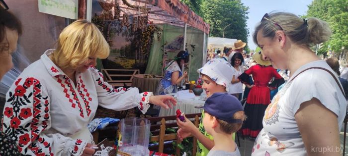 Госці фестывалю ў Маладзечна зацікаўлены крупскай батлейкай
