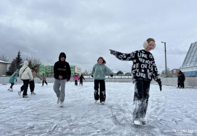 В Крупках работает ледовый каток