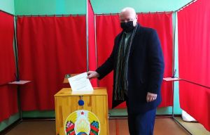 Возможностью досрочного голосования на референдуме воспользовался директор Крупского льнозавода
