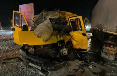 В Крупском районе автопоезд, управляемый иностранцем, столкнулся с легковушкой