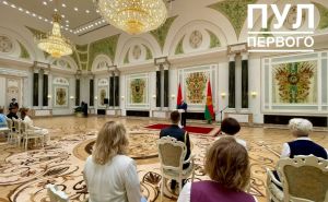 Лукашенко - выпускникам вузов: мир огромен, а Беларусь у нас одна