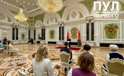 Лукашенко - выпускникам вузов: мир огромен, а Беларусь у нас одна