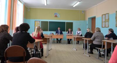 Председатель Крупского райисполкома встретился с коллективом Крупской поселковой СШ