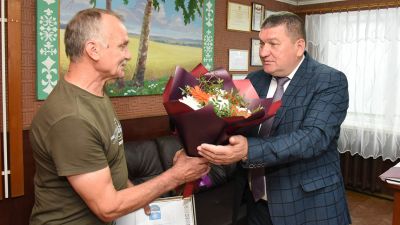 Анатолий Козел поздравил с 60-летием водителя ОАО &quot;Старосельское&quot; Анатолия Бешенковского
