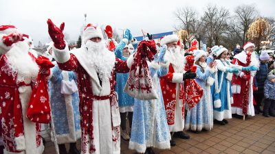 Деды Морозы и Снегурочки прошлись по Крупках и зажгли главную ёлку