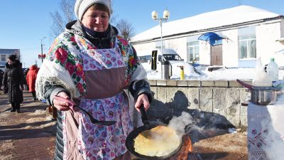 В Крупках с песнями, забавами и конкурсами встречали весну (фото)