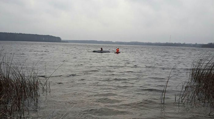 В Крупском районе перевернулась парусная лодка с тремя людьми