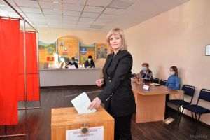 Председатель Крупского районного Совета депутатов Елена Домарёнок проголосовала на участке для голосования № 21