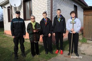 Юные спасатели-пожарные оказывают крупчанам шефскую помощь