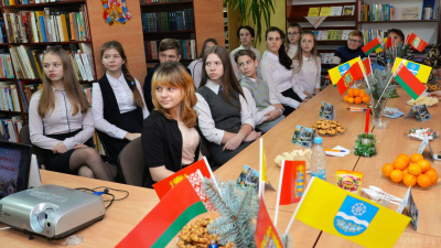 В Крупской библиотеке провели «Новогодний ретро-кинозал» и вручили молодежные билеты
