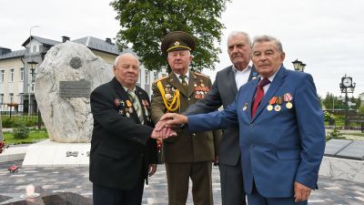 Мемориалу возле СШ № 1 исполнилось 30 лет. Рассказываем историю его создания