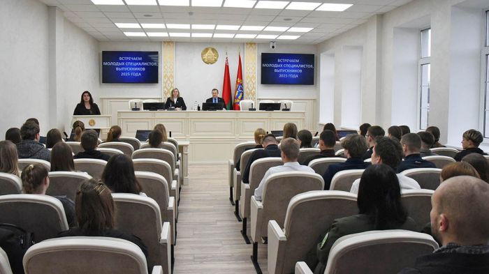 Председатель Крупского райисполкома встретился с молодыми специалистами