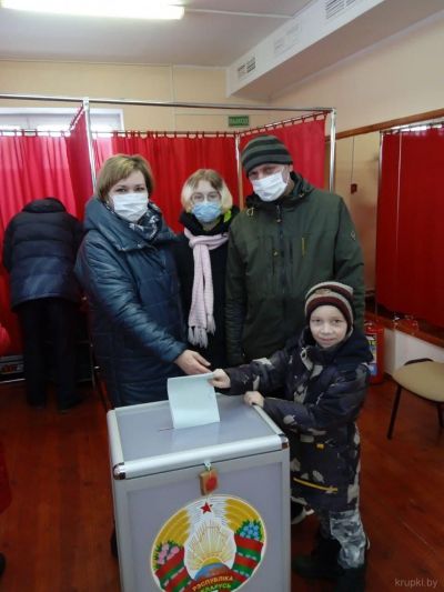 На многих участках именинникам-голосующим вручают подарки