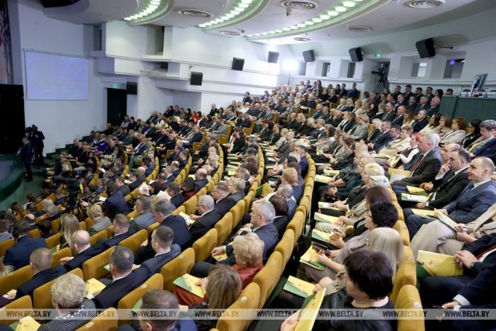 Лукашенко: в глубинке у сельчан должна быть качественная замена стационарному магазину