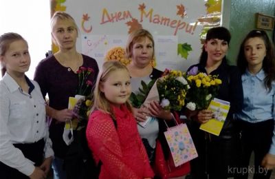 Учащиеся СШ №3 поздравили своих мам