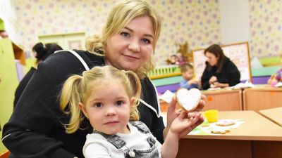 Воспитанники детского сада № 2 вместе с родителями приняли участие в росписи пряников