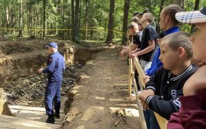 Молодежь Крупщины посетила урочище Уручье – место раскопок массового захоронения жертв геноцида