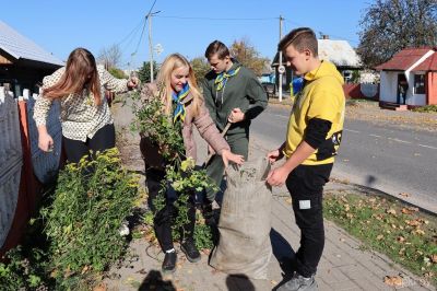 Юные спасатели помогают пожилым крупчанам