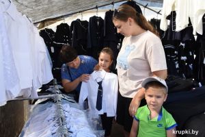 В Крупках на центральной площади работает школьная ярмарка