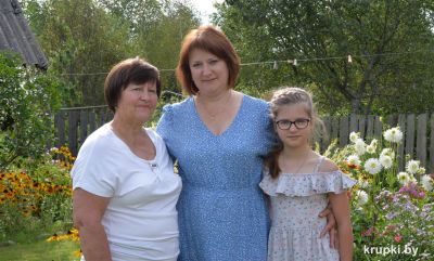 С весны и до поздней осени  усадьба Валентины и Сергея Хващевских в Выдрице утопает в цветах