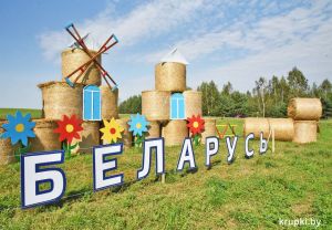 Соломенные композиции крупских сельхозорганизаций встречают проезжающих на М-1