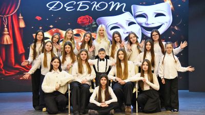 20 лет коллектив &laquo;Дебют&raquo; объединяет всех неравнодушных к театральному искусству