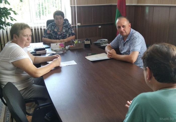 Депутат Крупского районного Совета депутатов Алла Куляй провела прием в Холопеничах