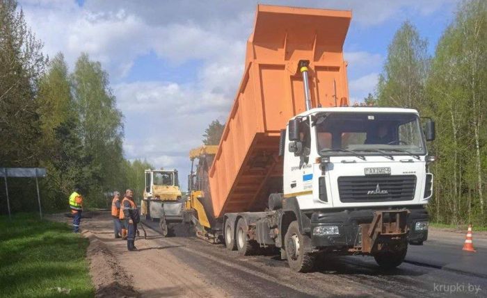 Дорожники «ДЭУ №69» РУП «Минскавтодор-Центр» асфальтируют аварийные участки Р-62