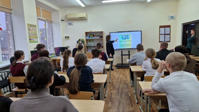 Специалисты РЦГиЭ проводят профориентационные лекции со школьниками