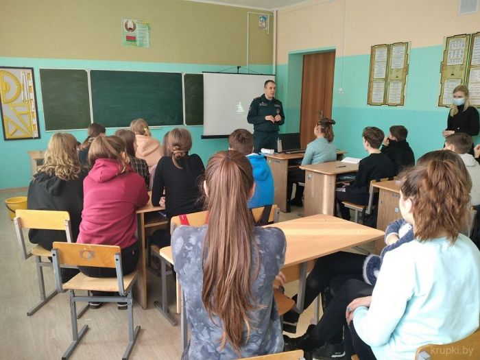 Представители МЧС встретились с крупскими школьниками