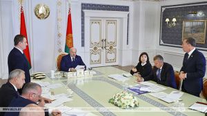 Лукашенко потребовал разобраться с &quot;чудесами&quot; на селе, когда бездумно закрывают школы, детские сады или магазины