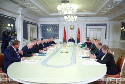 Лукашенко потребовал разобраться с &quot;чудесами&quot; на селе, когда бездумно закрывают школы, детские сады или магазины