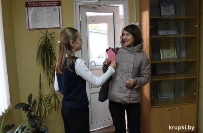 Ученики СШ № 1 поздравили крупчанок с Днем матери