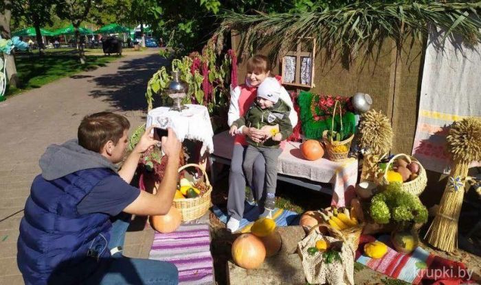 Педагоги Крупского ЦДТ представили фотозону на областном празднике «Дажынкі-2023»