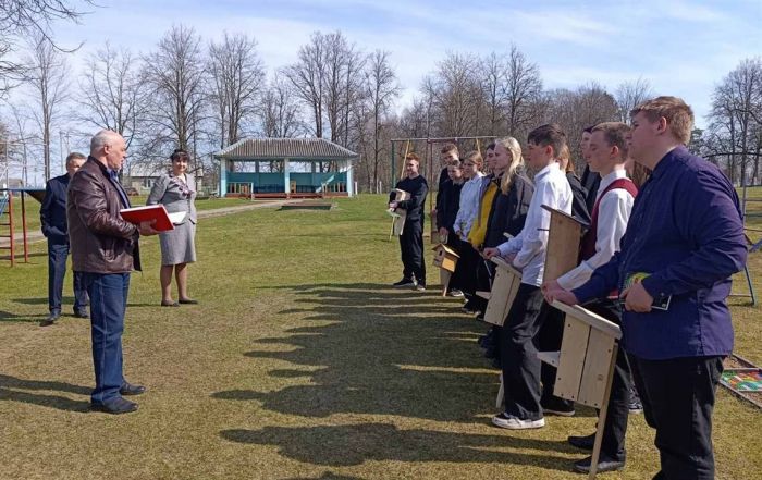 Учащиеся Бобрской СШ изготовили и установили скворечники