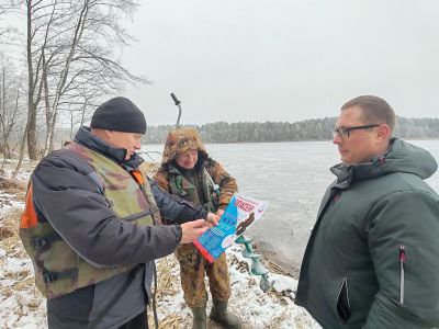 Крупские спасатели рассказали жителям деревни Прошика правила безопасного поведения на льду