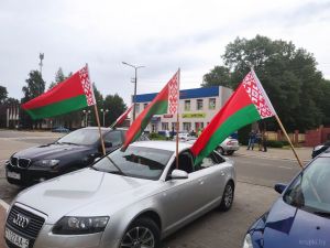 В Крупках возле здания районного Центра культуры стартовал автопробег &quot;За единую Беларусь&quot;.