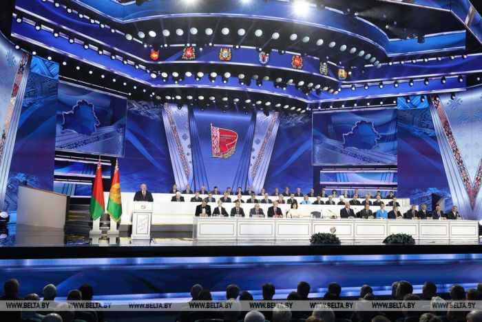 Лукашенко: если не хотим сидеть в окопах, должны работать, в Год качества - сделать невозможное