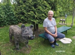 Скульптуры животных из цемента создает житель поселка Крупского Анатолий Ксендзов